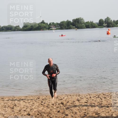 21.06.2025 - 27. Vierlanden-Triathlon MichiJ http://msf.ph/oto/7983557 15.06.2026 09:07:07 Schwimmen 231, 251 meine-sportfotos.de