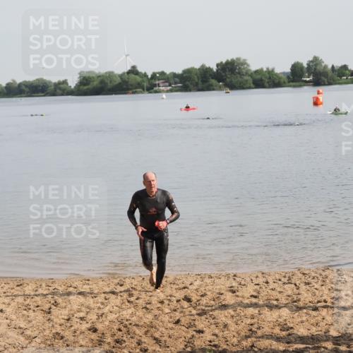 21.06.2025 - 27. Vierlanden-Triathlon MichiJ http://msf.ph/oto/7983590 15.06.2026 09:07:07 Schwimmen 231, 251 meine-sportfotos.de