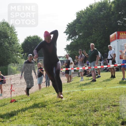 15.06.2025 - 27. Vierlanden-Triathlon KatJ http://msf.ph/oto/7983605 15.06.2025 08:52:53 Schwimmen 98, 233 meine-sportfotos.de
