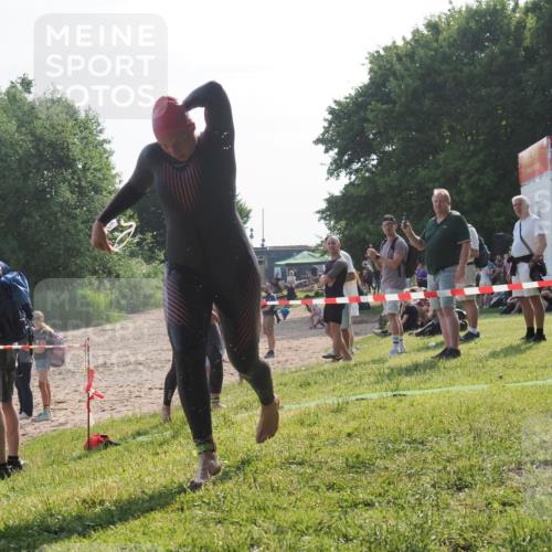 15.06.2025 - 27. Vierlanden-Triathlon KatJ http://msf.ph/oto/7983627 15.06.2025 08:52:53 Schwimmen 98, 233 meine-sportfotos.de