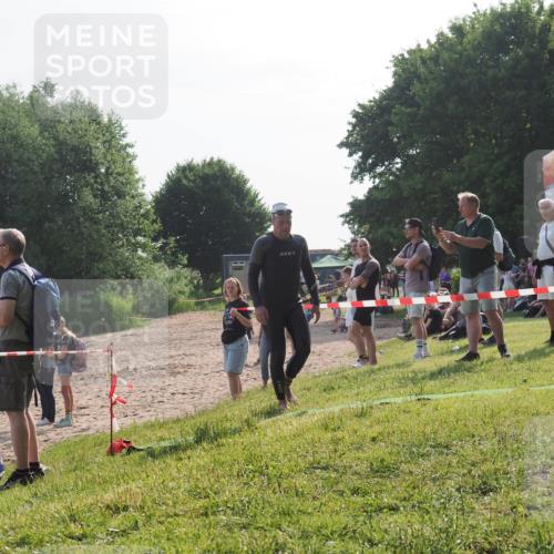 15.06.2025 - 27. Vierlanden-Triathlon KatJ http://msf.ph/oto/7983637 15.06.2025 08:52:54 Schwimmen 98, 233 meine-sportfotos.de
