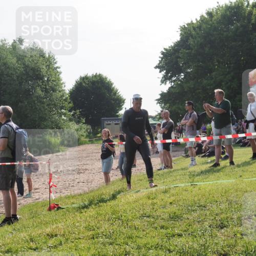 15.06.2025 - 27. Vierlanden-Triathlon KatJ http://msf.ph/oto/7983648 15.06.2025 08:52:54 Schwimmen 98, 233 meine-sportfotos.de