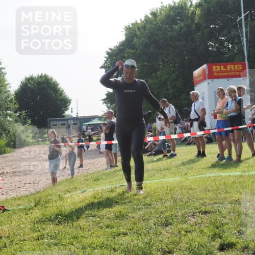 15.06.2025 - 27. Vierlanden-Triathlon KatJ http://msf.ph/oto/7983679 15.06.2025 08:52:56 Schwimmen 98, 233 meine-sportfotos.de