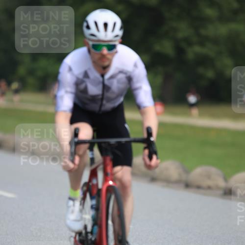 15.06.2025 - 27. Vierlanden-Triathlon H.Heesch http://msf.ph/oto/7983765 15.06.2025 11:17:50 Radfahren 7, 148, 153, 154, 199, 720, 830, 947 meine-sportfotos.de