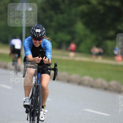 15.06.2025 - 27. Vierlanden-Triathlon H.Heesch http://msf.ph/oto/7983811 15.06.2025 11:18:25 Radfahren 219, 236, 750 meine-sportfotos.de