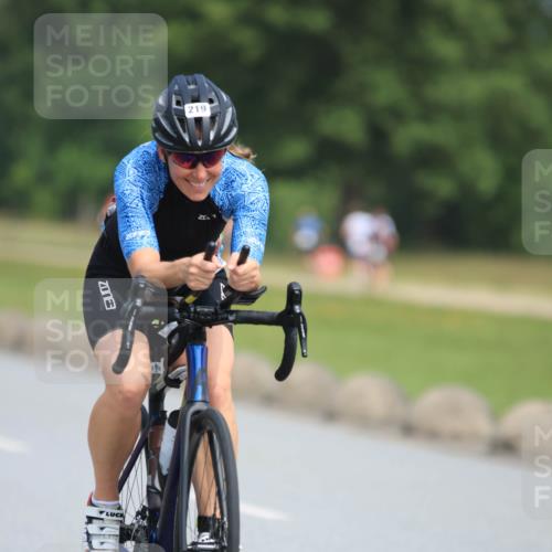 15.06.2025 - 27. Vierlanden-Triathlon H.Heesch http://msf.ph/oto/7983820 15.06.2025 11:18:26 Radfahren 219, 236, 750 meine-sportfotos.de