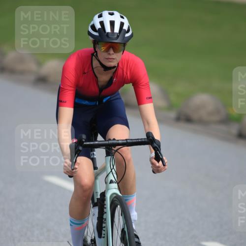 15.06.2025 - 27. Vierlanden-Triathlon H.Heesch http://msf.ph/oto/7983886 15.06.2025 11:19:38 Radfahren 196, 205, 835 meine-sportfotos.de