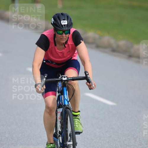15.06.2025 - 27. Vierlanden-Triathlon H.Heesch http://msf.ph/oto/7983962 15.06.2025 11:19:56 Radfahren 251, 772, 811, 982 meine-sportfotos.de