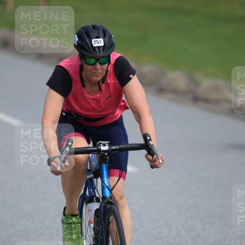 15.06.2025 - 27. Vierlanden-Triathlon H.Heesch http://msf.ph/oto/7983969 15.06.2025 11:19:56 Radfahren 251, 772, 811, 982 meine-sportfotos.de