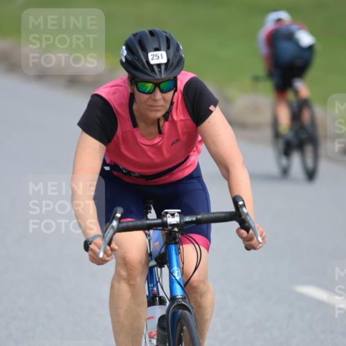 15.06.2025 - 27. Vierlanden-Triathlon H.Heesch http://msf.ph/oto/7983975 15.06.2025 11:19:57 Radfahren 251, 772, 811, 982 meine-sportfotos.de