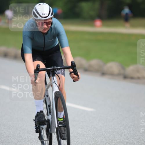 15.06.2025 - 27. Vierlanden-Triathlon H.Heesch http://msf.ph/oto/7984112 15.06.2025 10:59:03 Radfahren 173, 247, 562, 621 meine-sportfotos.de