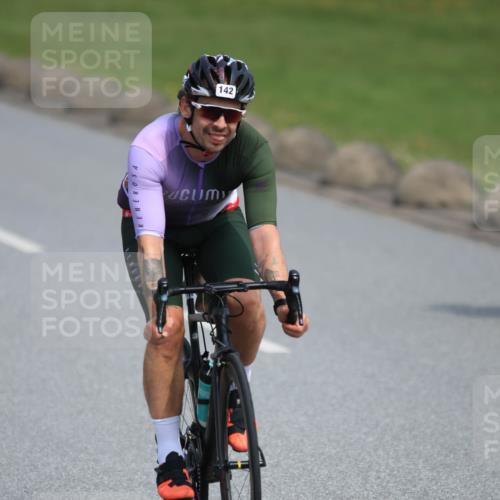 15.06.2025 - 27. Vierlanden-Triathlon H.Heesch http://msf.ph/oto/7984186 15.06.2025 11:21:06 Radfahren 93, 142, 703, 856 meine-sportfotos.de