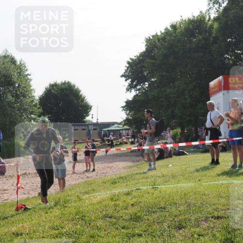 15.06.2025 - 27. Vierlanden-Triathlon KatJ http://msf.ph/oto/7984203 15.06.2025 08:54:53 Schwimmen 108 meine-sportfotos.de