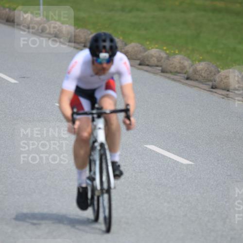 15.06.2025 - 27. Vierlanden-Triathlon H.Heesch http://msf.ph/oto/7984224 15.06.2025 11:21:15 Radfahren 139, 703, 928 meine-sportfotos.de