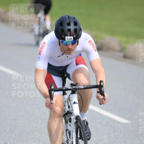15.06.2025 - 27. Vierlanden-Triathlon H.Heesch http://msf.ph/oto/7984237 15.06.2025 11:21:16 Radfahren 139, 703, 928 meine-sportfotos.de