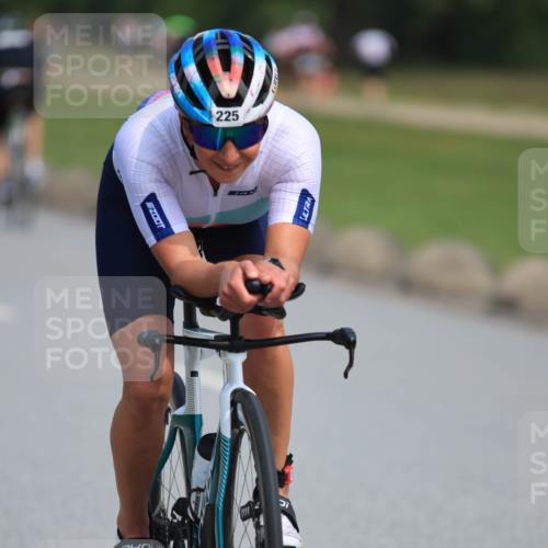 15.06.2025 - 27. Vierlanden-Triathlon H.Heesch http://msf.ph/oto/7984268 15.06.2025 11:21:53 Radfahren 225, 843 meine-sportfotos.de