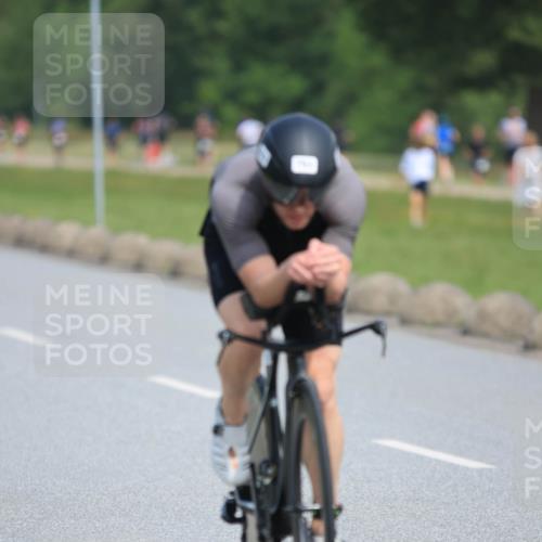 15.06.2025 - 27. Vierlanden-Triathlon H.Heesch http://msf.ph/oto/7984592 15.06.2025 11:23:17 Radfahren 180, 183, 753, 858 meine-sportfotos.de