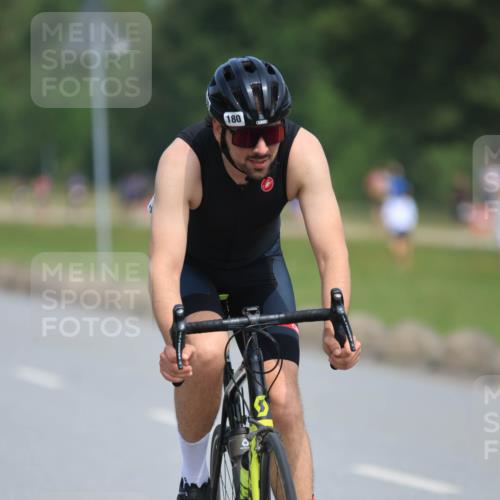 15.06.2025 - 27. Vierlanden-Triathlon H.Heesch http://msf.ph/oto/7984608 15.06.2025 11:23:18 Radfahren 180, 183, 753, 858 meine-sportfotos.de