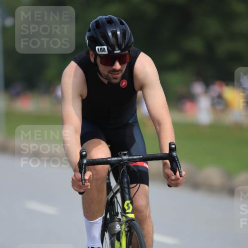 15.06.2025 - 27. Vierlanden-Triathlon H.Heesch http://msf.ph/oto/7984627 15.06.2025 11:23:18 Radfahren 180, 183, 753, 858 meine-sportfotos.de