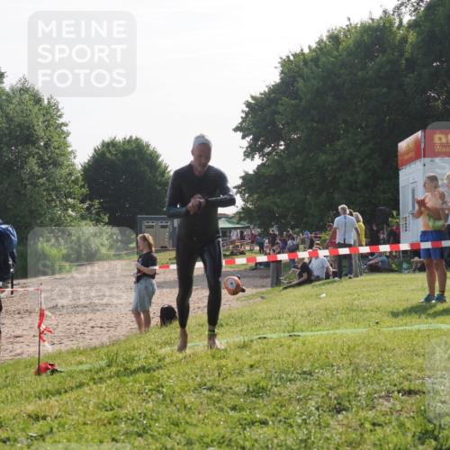 15.06.2025 - 27. Vierlanden-Triathlon KatJ http://msf.ph/oto/7984764 15.06.2025 08:58:09 Schwimmen 151, 157 meine-sportfotos.de