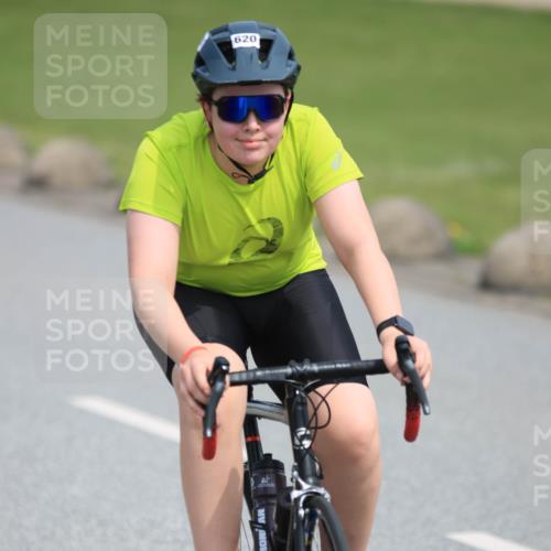 15.06.2025 - 27. Vierlanden-Triathlon H.Heesch http://msf.ph/oto/7984771 15.06.2025 11:02:08 Radfahren 125, 620, 713, 749 meine-sportfotos.de