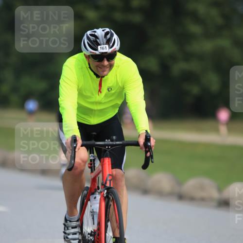 15.06.2025 - 27. Vierlanden-Triathlon H.Heesch http://msf.ph/oto/7984863 15.06.2025 11:24:29 Radfahren 161, 213 meine-sportfotos.de