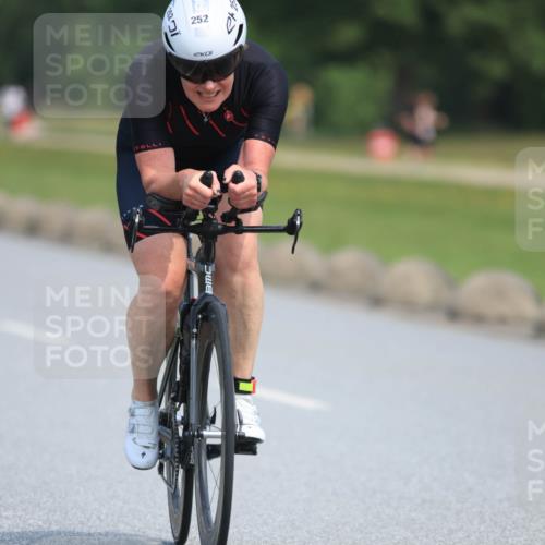 15.06.2025 - 27. Vierlanden-Triathlon H.Heesch http://msf.ph/oto/7984876 15.06.2025 11:24:52 Radfahren 199, 252, 693 meine-sportfotos.de