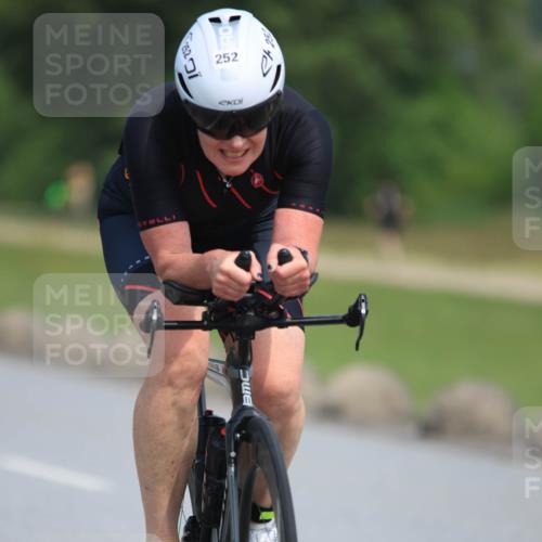 15.06.2025 - 27. Vierlanden-Triathlon H.Heesch http://msf.ph/oto/7984882 15.06.2025 11:24:53 Radfahren 199, 252, 693 meine-sportfotos.de