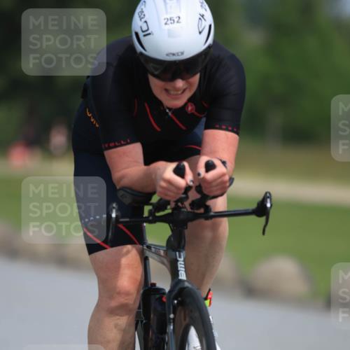 15.06.2025 - 27. Vierlanden-Triathlon H.Heesch http://msf.ph/oto/7984890 15.06.2025 11:24:53 Radfahren 199, 252, 693 meine-sportfotos.de