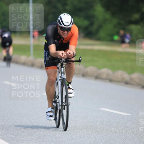15.06.2025 - 27. Vierlanden-Triathlon H.Heesch http://msf.ph/oto/7984902 15.06.2025 11:24:59 Radfahren 22, 81, 693, 970 meine-sportfotos.de