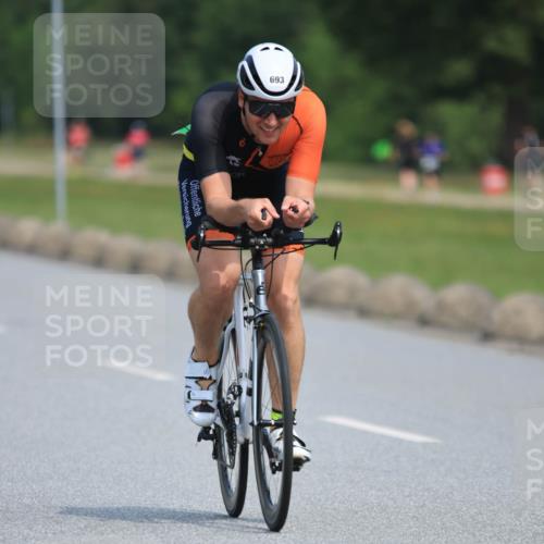 15.06.2025 - 27. Vierlanden-Triathlon H.Heesch http://msf.ph/oto/7984910 15.06.2025 11:24:59 Radfahren 22, 81, 693, 970 meine-sportfotos.de