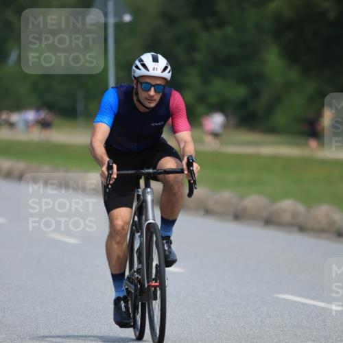 15.06.2025 - 27. Vierlanden-Triathlon H.Heesch http://msf.ph/oto/7984917 15.06.2025 11:25:01 Radfahren 22, 29, 81, 693, 970 meine-sportfotos.de