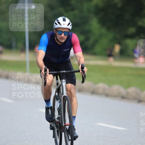 15.06.2025 - 27. Vierlanden-Triathlon H.Heesch http://msf.ph/oto/7984929 15.06.2025 11:25:01 Radfahren 22, 29, 81, 693, 970 meine-sportfotos.de