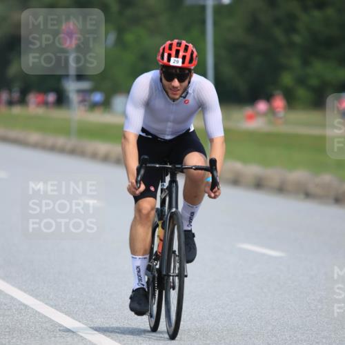 15.06.2025 - 27. Vierlanden-Triathlon H.Heesch http://msf.ph/oto/7985020 15.06.2025 11:25:08 Radfahren 22, 29, 726, 944, 970 meine-sportfotos.de