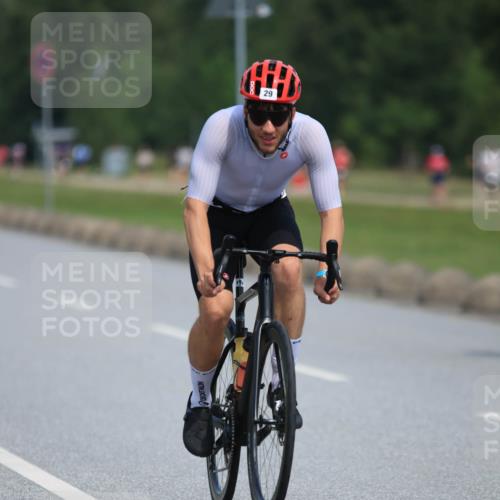 15.06.2025 - 27. Vierlanden-Triathlon H.Heesch http://msf.ph/oto/7985033 15.06.2025 11:25:08 Radfahren 22, 29, 726, 944, 970 meine-sportfotos.de