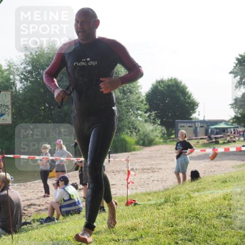 15.06.2025 - 27. Vierlanden-Triathlon KatJ http://msf.ph/oto/7985119 15.06.2025 08:58:21 Schwimmen 151, 232 meine-sportfotos.de