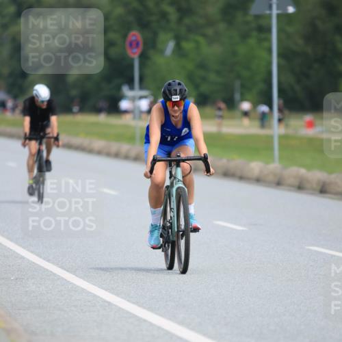 15.06.2025 - 27. Vierlanden-Triathlon H.Heesch http://msf.ph/oto/7985226 15.06.2025 11:04:29 Radfahren 12, 48, 242, 466, 568, 711, 755 meine-sportfotos.de