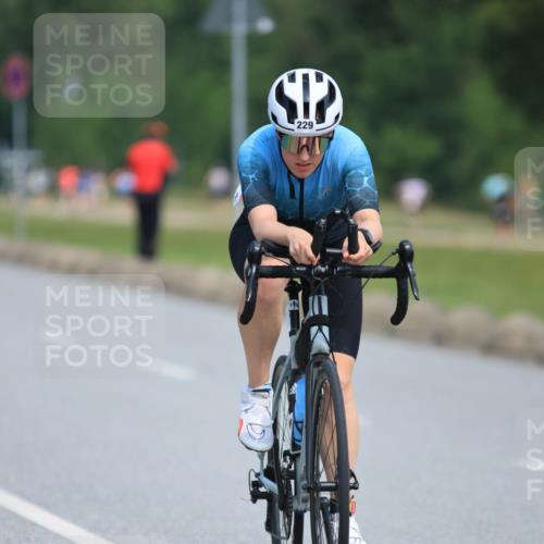 15.06.2025 - 27. Vierlanden-Triathlon H.Heesch http://msf.ph/oto/7985325 15.06.2025 11:26:33 Radfahren 151, 229 meine-sportfotos.de