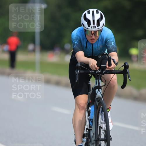 15.06.2025 - 27. Vierlanden-Triathlon H.Heesch http://msf.ph/oto/7985336 15.06.2025 11:26:33 Radfahren 151, 229 meine-sportfotos.de