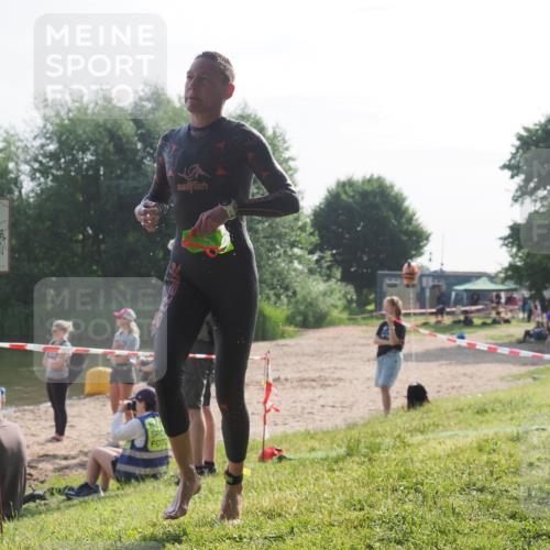 15.06.2025 - 27. Vierlanden-Triathlon KatJ http://msf.ph/oto/7985359 15.06.2025 08:58:59 Schwimmen 208, 235, 236 meine-sportfotos.de