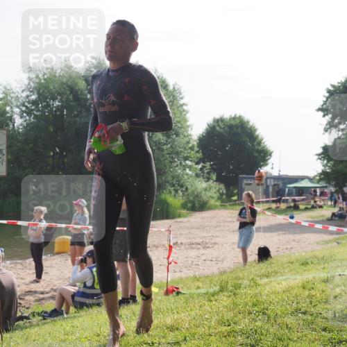 15.06.2025 - 27. Vierlanden-Triathlon KatJ http://msf.ph/oto/7985368 15.06.2025 08:58:59 Schwimmen 208, 235, 236 meine-sportfotos.de