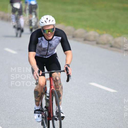 15.06.2025 - 27. Vierlanden-Triathlon H.Heesch http://msf.ph/oto/7985371 15.06.2025 11:30:14 Radfahren 735, 736, 930, 940, 973 meine-sportfotos.de