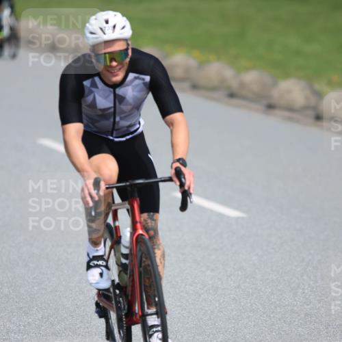 15.06.2025 - 27. Vierlanden-Triathlon H.Heesch http://msf.ph/oto/7985390 15.06.2025 11:30:14 Radfahren 735, 736, 930, 940, 973 meine-sportfotos.de