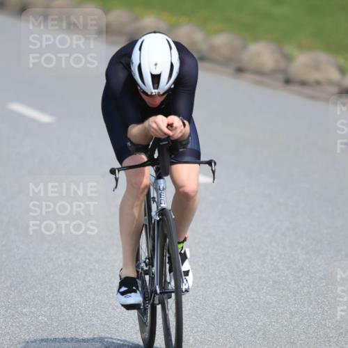 15.06.2025 - 27. Vierlanden-Triathlon H.Heesch http://msf.ph/oto/7985422 15.06.2025 11:30:17 Radfahren 693, 735, 736, 930, 940 meine-sportfotos.de