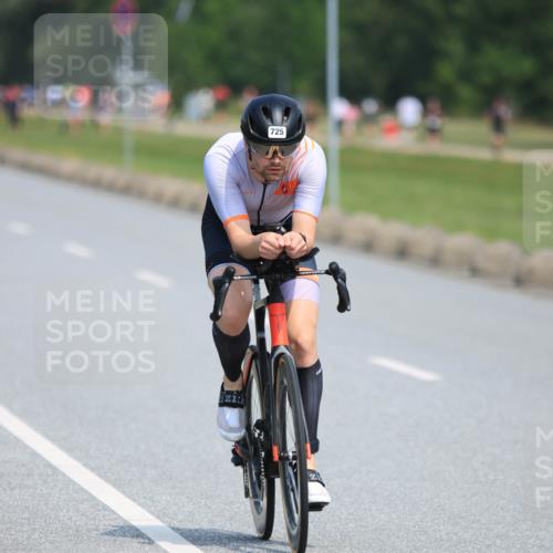 15.06.2025 - 27. Vierlanden-Triathlon H.Heesch http://msf.ph/oto/7985446 15.06.2025 11:30:36 Radfahren 725, 764, 923 meine-sportfotos.de