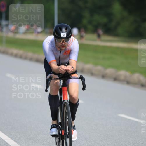 15.06.2025 - 27. Vierlanden-Triathlon H.Heesch http://msf.ph/oto/7985454 15.06.2025 11:30:36 Radfahren 725, 764, 923 meine-sportfotos.de