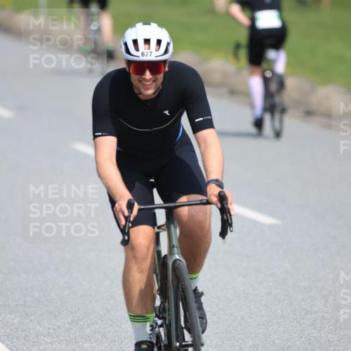 15.06.2025 - 27. Vierlanden-Triathlon H.Heesch http://msf.ph/oto/7985764 15.06.2025 11:32:31 Radfahren 677, 716 meine-sportfotos.de