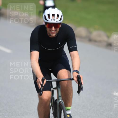 15.06.2025 - 27. Vierlanden-Triathlon H.Heesch http://msf.ph/oto/7985782 15.06.2025 11:32:31 Radfahren 677, 716 meine-sportfotos.de