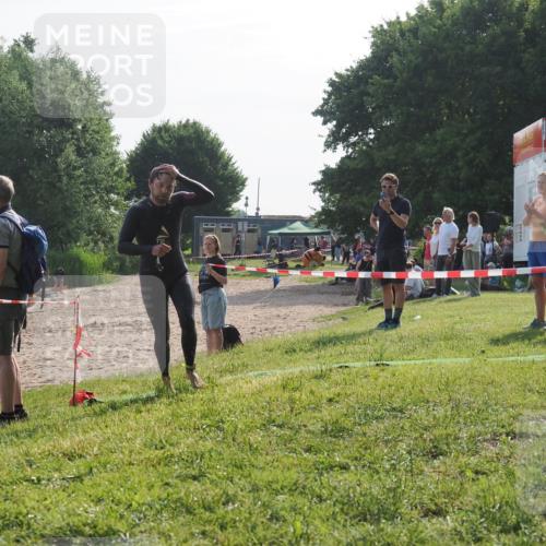 15.06.2025 - 27. Vierlanden-Triathlon KatJ http://msf.ph/oto/7985826 15.06.2025 08:59:58 Schwimmen 241 meine-sportfotos.de