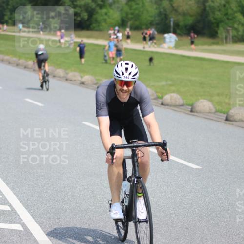 15.06.2025 - 27. Vierlanden-Triathlon H.Heesch http://msf.ph/oto/7985920 15.06.2025 11:32:56 Radfahren 650, 744, 771 meine-sportfotos.de